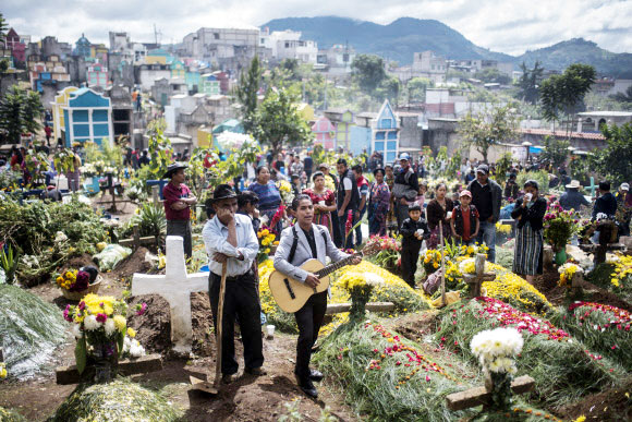 마리아치가 1일(현지시간) 과테말라 섬팡고에서 열린 ‘죽은자의 날’ 동안 무덤가에서 노래를 연주하고 있다. AP 연합뉴스