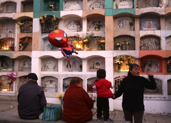 사람들이 1일(현지시간) 페루 리마에 있는 판자촌 빌라 마리아의 누에바 에스페란자 묘지에서 ‘죽은 자들의 날’을 기념해 니치(niche)에 모여 있다. AP 연합뉴스