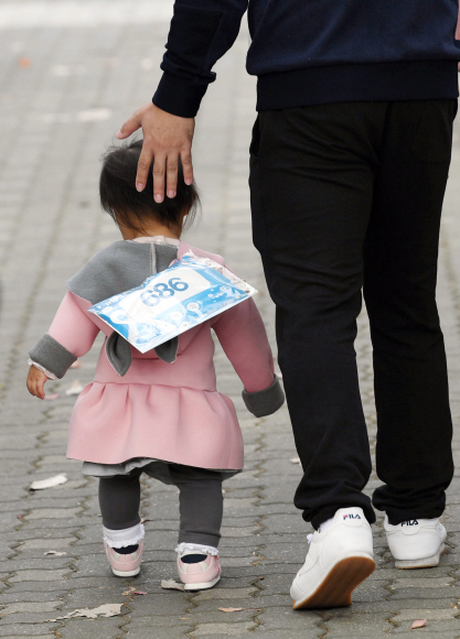 23일 서울 상암월드컵경기장 평화광장 일대에서 열린 제 9회 마약퇴치기원 걷기대회에서 어린아이가 부모와 함께 걷고있다. 서울신문이 주최하고 식약처가 후원하는 이번 행사는 불법 마약류의 폐해를 널리 알려 마약퇴치의 중요성에 대한 국민들의 관심을 높이기 위해 마련됐다. 2019. 11. 02. 박윤슬 기자 seul@seoul.co.kr