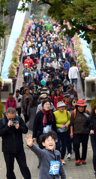 23일 서울 상암월드컵경기장 평화광장 일대에서 열린 제 9회 마약퇴치기원 걷기대회에서 참가자들이 마약퇴치를 기원하며 걷고 있다. 서울신문이 주최하고 식약처가 후원하는 이번 행사는 불법 마약류의 폐해를 널리 알려 마약퇴치의 중요성에 대한 국민들의 관심을 높이기 위해 마련됐다. 2019. 11. 02. 박윤슬 기자 seul@seoul.co.kr