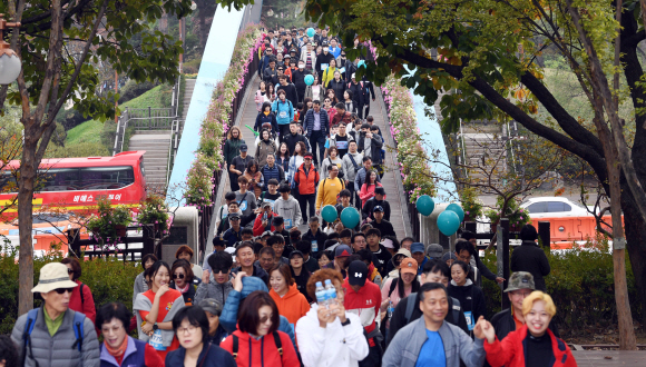 23일 서울 상암월드컵경기장 평화광장 일대에서 열린 제 9회 마약퇴치기원 걷기대회에서 참가자들이 마약퇴치를 기원하며 걷고 있다. 서울신문이 주최하고 식약처가 후원하는 이번 행사는 불법 마약류의 폐해를 널리 알려 마약퇴치의 중요성에 대한 국민들의 관심을 높이기 위해 마련됐다. 2019. 11. 02. 박윤슬 기자 seul@seoul.co.kr