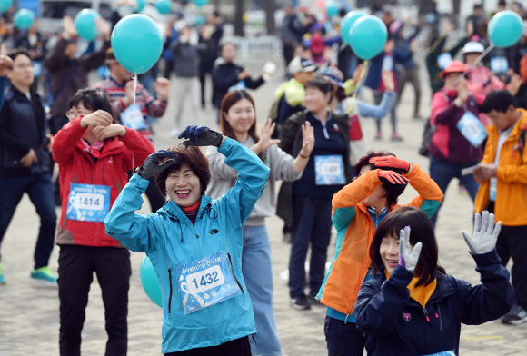 23일 서울 상암월드컵경기장 평화광장 일대에서 열린 제 9회 마약퇴치기원 걷기대회에서 참가자들이 준비운동을 하고 있다. 서울신문이 주최하고 식약처가 후원하는 이번 행사는 불법 마약류의 폐해를 널리 알려 마약퇴치의 중요성에 대한 국민들의 관심을 높이기 위해 마련됐다. 2019. 11. 02. 박윤슬 기자 seul@seoul.co.rk