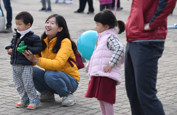 23일 서울 상암월드컵경기장 평화광장 일대에서 열린 제 9회 마약퇴치기원 걷기대회에서 참가자들이 준비운동을 하고 있다. 서울신문이 주최하고 식약처가 후원하는 이번 행사는 불법 마약류의 폐해를 널리 알려 마약퇴치의 중요성에 대한 국민들의 관심을 높이기 위해 마련됐다. 2019. 11. 02. 박윤슬 기자 seul@seoul.co.rk
