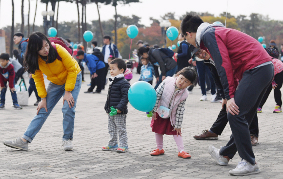 23일 서울 상암월드컵경기장 평화광장 일대에서 열린 제 9회 마약퇴치기원 걷기대회에서 참가자들이 준비운동을 하고 있다. 서울신문이 주최하고 식약처가 후원하는 이번 행사는 불법 마약류의 폐해를 널리 알려 마약퇴치의 중요성에 대한 국민들의 관심을 높이기 위해 마련됐다. 2019. 11. 02. 박윤슬 기자 seul@seoul.co.rk