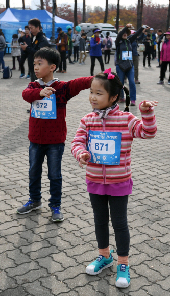 23일 서울 상암월드컵경기장 평화광장 일대에서 열린 제 9회 마약퇴치기원 걷기대회에서 참가자들이 준비운동을 하고 있다. 서울신문이 주최하고 식약처가 후원하는 이번 행사는 불법 마약류의 폐해를 널리 알려 마약퇴치의 중요성에 대한 국민들의 관심을 높이기 위해 마련됐다. 2019. 11. 02. 박윤슬 기자 seul@seoul.co.rk