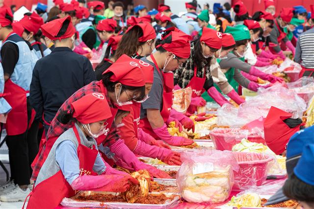 ‘김장에 열중’