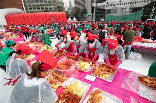 김장에 열중하는 참가자들