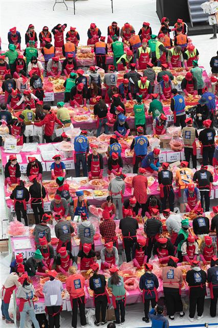 ‘단체로 김장해요’