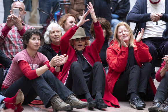 배우이자 활동가인 제인 폰다(가운데)가 1일(현지시간) 미국 워싱턴 DC의 하트 상원 사무소 건물 내부에서 ‘기후 변화 시위’ 중 국회 의사당 경찰에 의해 체포되기 전, 활동가들과 함께 하고 있다. EPA 연합뉴스