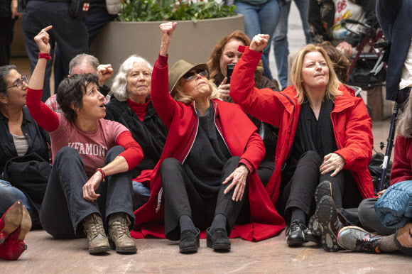 배우이자 활동가인 제인 폰다가 1일(현지시간) 미국 워싱턴 DC의 하트 상원 사무소 건물 내부에서 ‘기후 변화 시위’ 중 국회 의사당 경찰에 의해 체포되기 전, 활동가들과 함께 하고 있다. UPI 연합뉴스