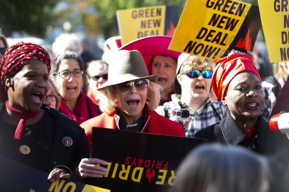 epa07965166 US actress Jane Fonda (C) participates in a march and demonstration before being arrested by US Capitol Police  on Capitol Hill in Washington, DC, USA, 01 November 2019. Jane Fonda has said she will participate with others in weekly demonstrations on Capitol Hill through January 2020 to call on lawmakers to address environmental issues such as climate change.  EPA/MICHAEL REYNOLDS/2019-11-02 04:50:13/ <연합뉴스