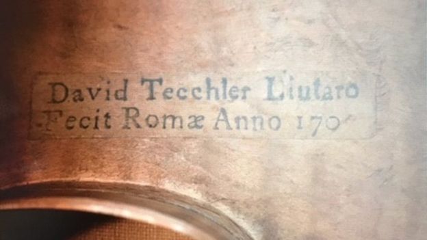 이 명기의 뒤쪽에는 ‘다비드 데클러 1709년 제작’이 또렷이 새겨져 있다. 스티븐 모리스 제공 영국 BBC 홈페이지 캡처