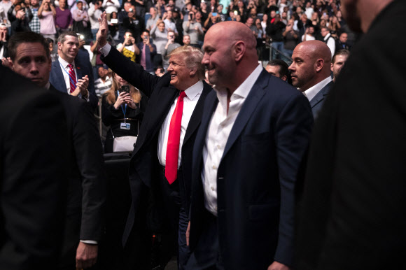 도널드 트럼프 미국 대통령이 2일(현지시간) 미국 뉴욕의 메디슨 스퀘어 가든에서 열린 종합격투기 ‘UFC 244’ 결승전을 관람하기 위해 경기장에 도착하고 있다. AP 연합뉴스