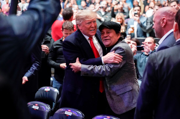 도널드 트럼프(왼쪽) 미국 대통령이 2일(현지시간) 미국 뉴욕의 메디슨 스퀘어 가든에서 열린 종합격투기 ‘UFC 244’ 결승전 관람을 위해 경기장을 찾아 전 복서인 로베르토 듀란과 인사를 나누고 있다. 로이터 연합뉴스