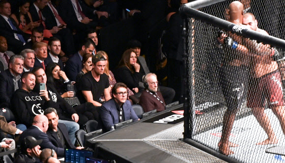 도널드 트럼프 미국 대통령이 2일(현지시간) 미국 뉴욕의 메디슨 스퀘어 가든에서 열린 종합격투기 ‘UFC 244’ 경기를 관전하고 있다. AFP 연합뉴스