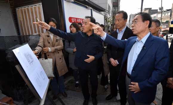 박원순 서울시장이 3일 오전 서울 종로구 옥인동에서 주민들과 공공한옥 건축 추진 관련 대화를 하고 있다. 광화문광장 재구조화 전면 재검토와 소통 강화를 선언한 박 시장은 종로구 5개 동 주민들의 다양한 의견을 듣고 있다.   2019.11.3 박지환기자 popocar@seoul.co.kr