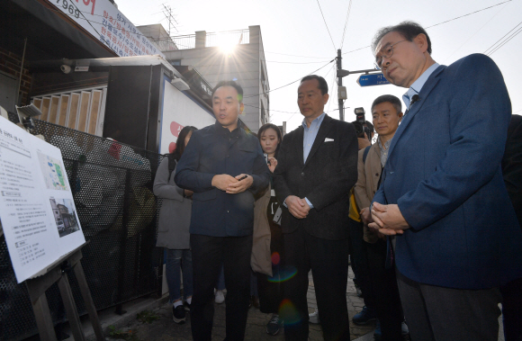 박원순 서울시장이 3일 오전 서울 종로구 옥인동에서 주민들과 공공한옥 건축 추진 관련 대화를 하고 있다. 광화문광장 재구조화 전면 재검토와 소통 강화를 선언한 박 시장은 종로구 5개 동 주민들의 다양한 의견을 듣고 있다.   2019.11.3 박지환기자 popocar@seoul.co.kr