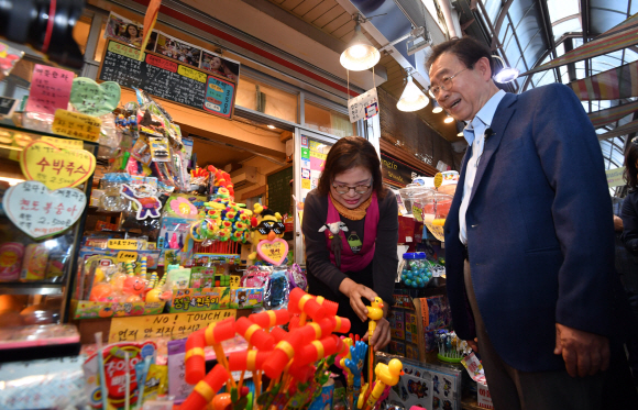박원순 서울시장이 3일 오전 서울 종로구 옥인동의 한 시장에서 상인과 이야기를 나누고 있다.  광화문광장 재구조화 전면 재검토와 소통 강화를 선언한 박 시장은 종로구 5개 동 주민들의 다양한 의견을 듣고 있다.   2019.11.3 박지환기자 popocar@seoul.co.kr