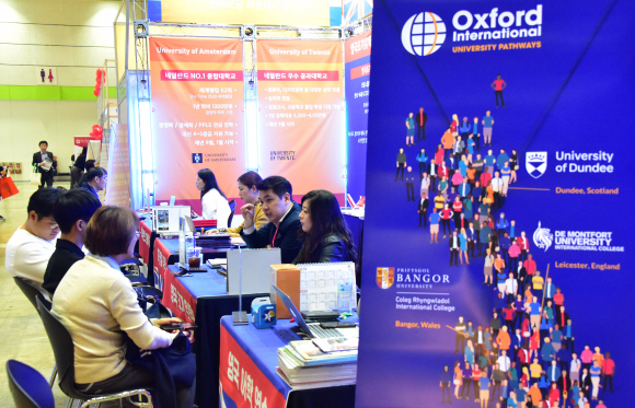 제49회 해외유학?어학연수 박람회가 3일 서울 강남구 코엑스에서 열려 박람회를 찾은 시민들이 유학 관련한 상담을 받고 있다.  2019.11.3.    이종원 선임기자 jongwon@seoul.co.kr