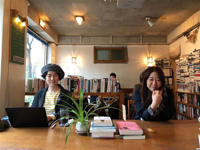서울 마포구의 단골 카페에서 나란히 앉은 뮤지션 요조(왼쪽)와 임경선 작가. 이들은 여성 어른으로 살아가며 경험한 모든 것을 각각의 시선으로 나눈 교환 일기 ‘여자로 살아가는 우리들에게’를 출간했다. 문학동네 제공