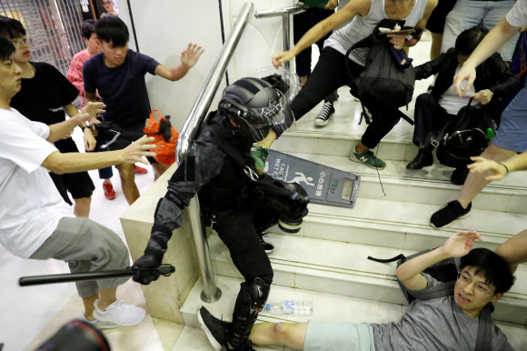 홍콩 시민들이 3일 타이 포의 한 쇼핑몰 계단에서 한 진압 경찰을 에워싼 채 실랑이를 벌이고 있다. 홍콩 로이터 연합뉴스 