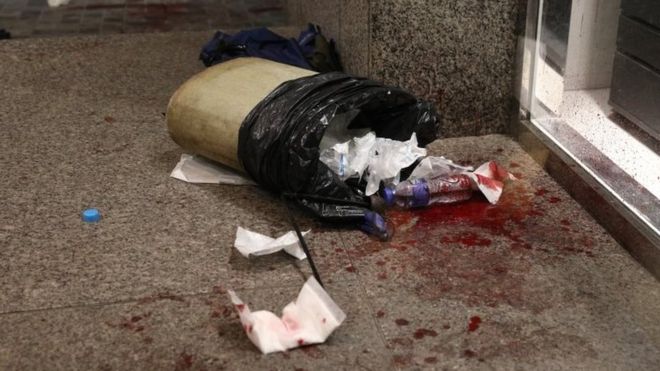 3일 괴한의 흉기 공격으로 적어도 4명이 부상한 홍콩 타이 쿠 지구에 있는 시티 플라자 몰 바닥에 유혈이 낭자하다. 홍콩 EPA 연합뉴스