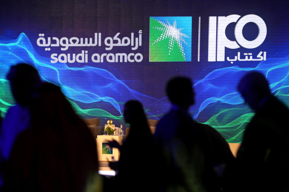 사우디아라비아 자본시장청이 국영 석유회사 아람코의 기업공개(IPO) 절차를 승인했다.  로이터 연합뉴스