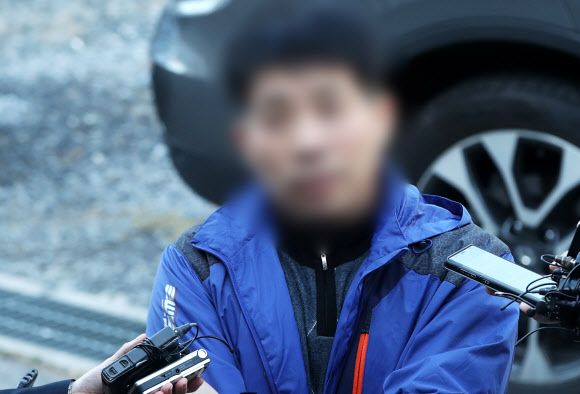 질문에 답하는 화성 8차사건 복역 윤모씨