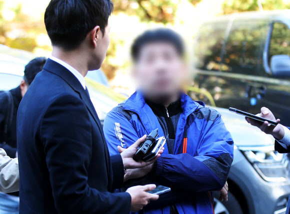 질문에 답하는 화성 8차사건 복역 윤모씨