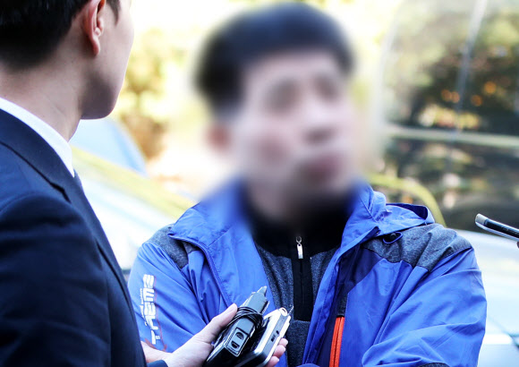 질문에 답하는 화성 8차사건 복역 윤모씨