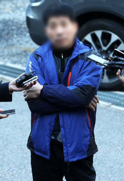 질문에 답하는 화성 8차사건 복역 윤모씨