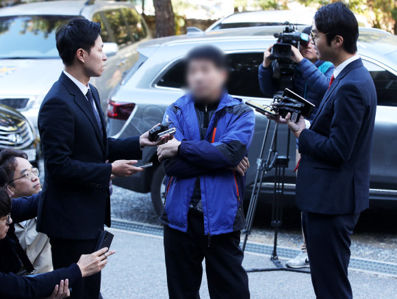 질문에 답하는 화성 8차사건 복역 윤모씨