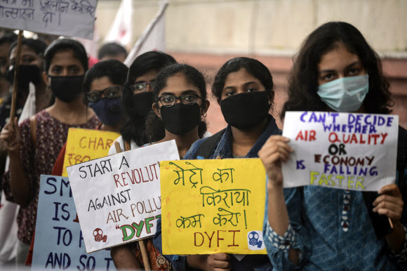 지난 3일 인도 뉴델리에서 시민들이 정부에 대기오염의 근본적인 대책을 마련하라고 촉구하고 있다.