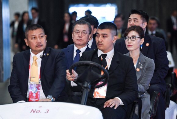 4일 오전 (현지시간) 아세안 관련 정상회의 참석차 태국을 방문 중인 문재인 대통령이  아세안+3(한중일) 정상회의에 참석하기 위해 카트를 타고 회의장으로 이동하고 있다. 2019. 11.04. 도준석 기자pado@seoul.co.kr