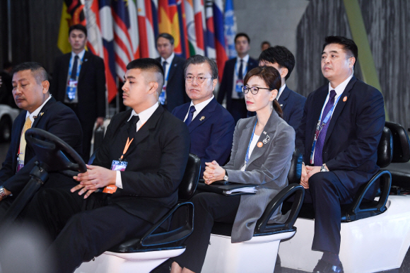 4일 오전 (현지시간) 아세안 관련 정상회의 참석차 태국을 방문 중인 문재인 대통령이  아세안+3(한중일) 정상회의에 참석하기 위해 카트를 타고 회의장으로 이동하고 있다. 2019. 11.04. 도준석 기자pado@seoul.co.kr