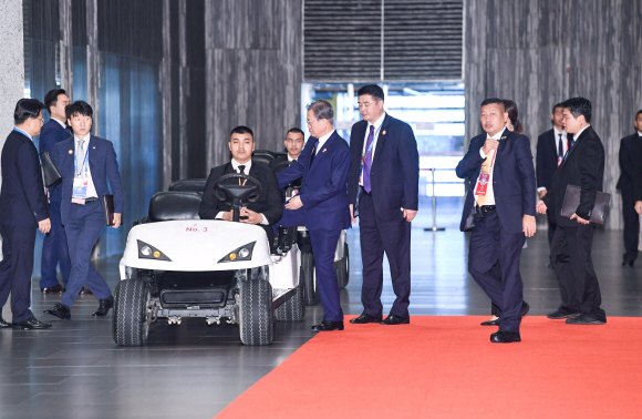 4일 오전 (현지시간) 아세안 관련 정상회의 참석차 태국을 방문 중인 문재인 대통령이  아세안+3(한중일) 정상회의에 참석하기 위해 카트를 타고 회의장으로 이동하고 있다. 2019. 11.04. 도준석 기자pado@seoul.co.kr