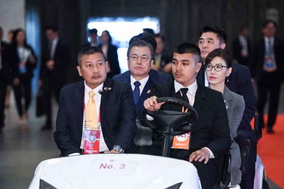 4일 오전 (현지시간) 아세안 관련 정상회의 참석차 태국을 방문 중인 문재인 대통령이  아세안+3(한중일) 정상회의에 참석하기 위해 카트를 타고 회의장으로 이동하고 있다. 2019. 11.04. 도준석 기자pado@seoul.co.kr
