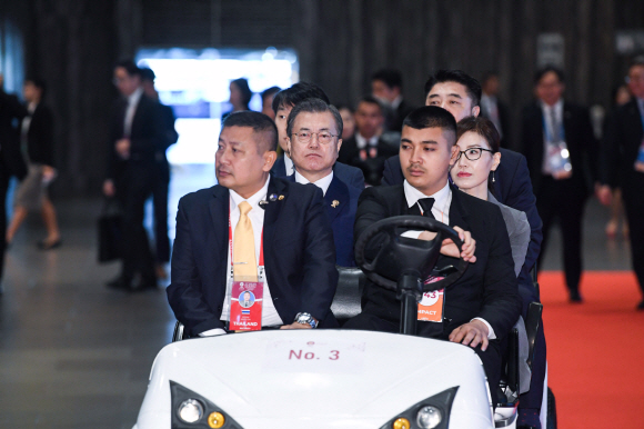 4일 오전 (현지시간) 아세안 관련 정상회의 참석차 태국을 방문 중인 문재인 대통령이  아세안+3(한중일) 정상회의에 참석하기 위해 카트를 타고 회의장으로 이동하고 있다. 2019. 11.04. 도준석 기자pado@seoul.co.kr