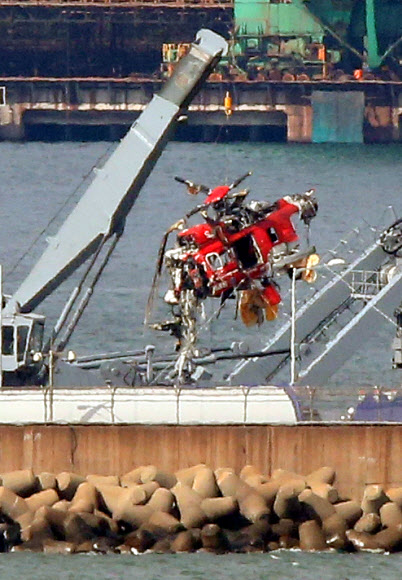 크레인에 들린 헬기 동체