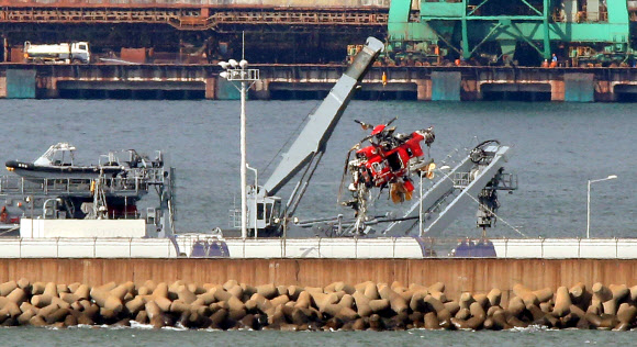 크레인에 들린 헬기 동체