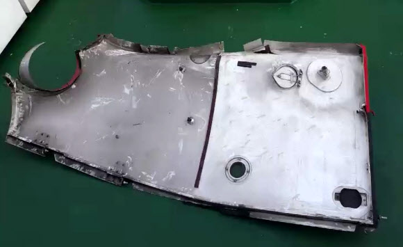 독도 인근 해상에서 7명이 탑승한 소방헬기 추락사고 발생 닷새째인 4일 수색 당국이 대대적인 수색을 벌였으나 추가로 발견된 실종자는 없었다. 동해지방해양경찰청에 따르면 이날 오후 4시까지 추가 실종자 발견은 없었으며, 헬기 동체로 추정되는 물체 2점을 수거했다. 사진은 1513함에서 수거한 동체 일부분. 2019.11.4  해양경찰청 제공