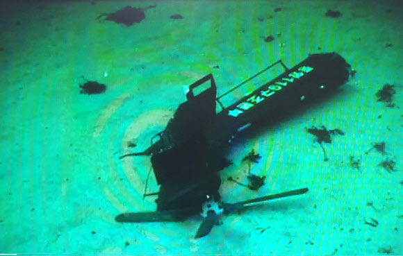 추락 원인 담겼을까  7명이 탑승한 소방헬기가 독도 해역에서 추락한 사고와 관련해 해군 측이 블랙박스는 아직 인양하지 못한 꼬리 날개 부분에 있을 것으로 추정했다. 사진은 해군 청해진함 수중무인탐사기에서 촬영한 추락 소방헬기 꼬리 부분. <br>연합뉴스