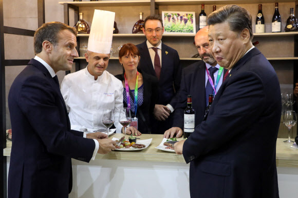 시진핑(오른쪽) 중국 국가주석과 에마뉘엘 마크롱(왼쪽) 프랑스 대통령이 5일(현지시간) 중국 상하이에서 개최된 ‘국제수입박람회’의 프랑스 전시관을 찾아 프랑스 음식과 와인을 맛보았고 사진은 와인을 시음하고 있다. AFP 연합뉴스