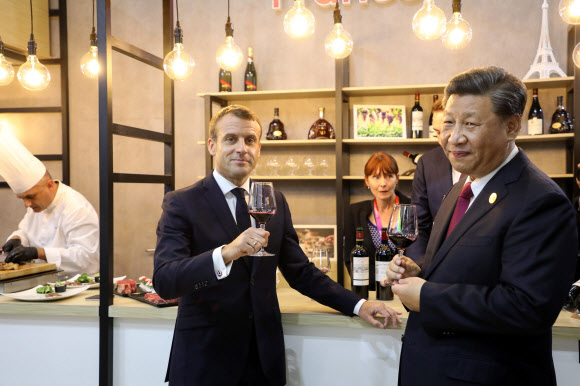 시진핑(오른쪽) 중국 국가주석과 에마뉘엘 마크롱(왼쪽) 프랑스 대통령이 5일(현지시간) 중국 상하이에서 개최된 ‘국제수입박람회’의 프랑스 전시관을 찾아 프랑스 음식과 와인을 맛보았고 사진은 와인을 시음하고 있다. AFP 연합뉴스
