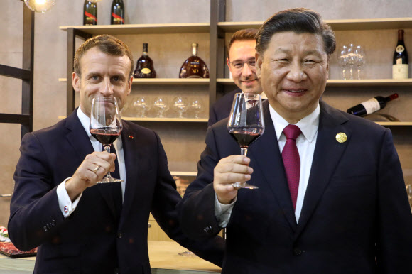 시진핑(오른쪽) 중국 국가주석과 에마뉘엘 마크롱(왼쪽) 프랑스 대통령이 5일(현지시간) 중국 상하이에서 개최된 ‘국제수입박람회’의 프랑스 전시관을 찾아 프랑스 음식과 와인을 맛보았고 사진은 와인을 시음하고 있다. AFP 연합뉴스