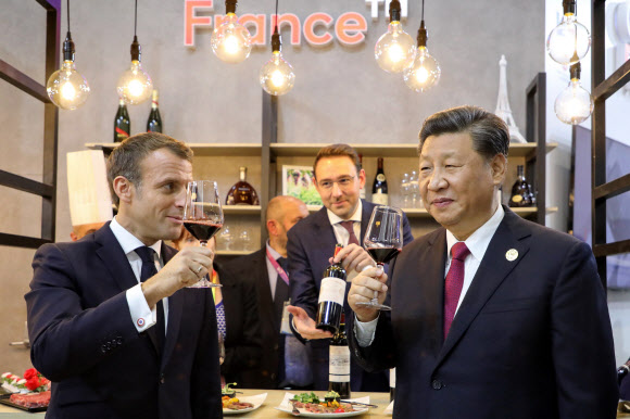 시진핑(오른쪽) 중국 국가주석과 에마뉘엘 마크롱(왼쪽) 프랑스 대통령이 5일(현지시간) 중국 상하이에서 개최된 ‘국제수입박람회’의 프랑스 전시관을 찾아 프랑스 음식과 와인을 맛보았고 사진은 와인을 시음하고 있다. AFP 연합뉴스