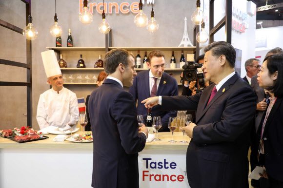 시진핑(오른쪽) 중국 국가주석과 에마뉘엘 마크롱(왼쪽) 프랑스 대통령이 5일(현지시간) 중국 상하이에서 개최된 ‘국제수입박람회’의 프랑스 전시관을 찾아 프랑스 음식과 와인을 맛보고 있다. AFP 연합뉴스