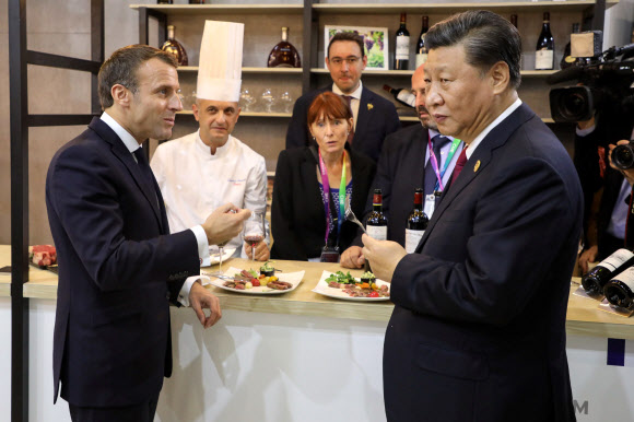 시진핑(오른쪽) 중국 국가주석과 에마뉘엘 마크롱(왼쪽) 프랑스 대통령이 5일(현지시간) 중국 상하이에서 개최된 ‘국제수입박람회’의 프랑스 전시관을 찾아 프랑스 음식과 와인을 맛보았고 사진은 와인을 시음하고 있다. AFP 연합뉴스