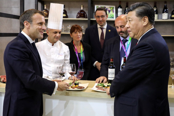 시진핑(오른쪽) 중국 국가주석과 에마뉘엘 마크롱(왼쪽) 프랑스 대통령이 5일(현지시간) 중국 상하이에서 개최된 ‘국제수입박람회’의 프랑스 전시관을 찾아 프랑스 음식과 와인을 맛보았고 사진은 와인을 시음하고 있다. AFP 연합뉴스