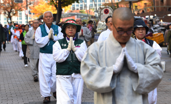 직접고용을 요구하는 톨게이트 노동자들과 3대 종교인들이 5일 서울 명동성당 인근에서 오체투지 행진을 하고 있다. 2019.11.5. 오장환 기자 5zzang@seoul.co.kr